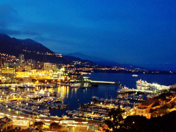 Đêm xuống trên cảng Monaco