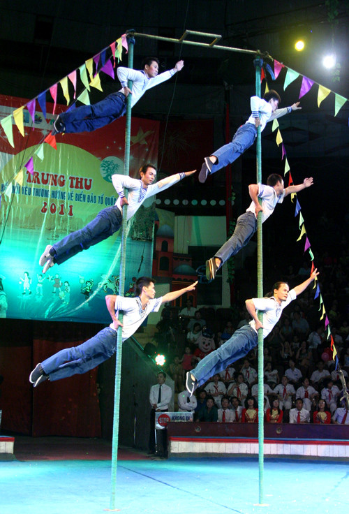 Tái hiện hình ảnh các chiến sĩ hải quân giữa muôn trùng sóng biển.