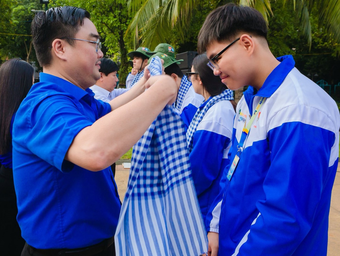 Anh Ngô Minh Hải - Bí thư Thành Đoàn, Chủ tịch Hội LHTN TP. HCM trao khăn cho các chiến sĩ tình nguyện. (Ảnh: TLTĐ)