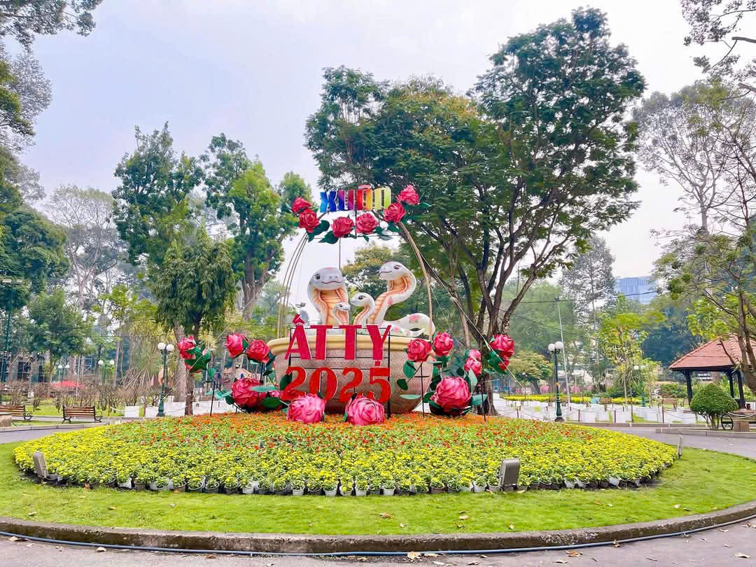 Một tiểu cảnh được thiết kế ấn tượng tại Hội hoa Xuân TP. HCM 2025.