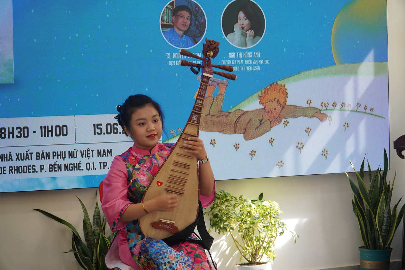 Tuệ Minh biểu diễn nhạc cụ dân tộc ở nhiều sân khấu khác nhau.