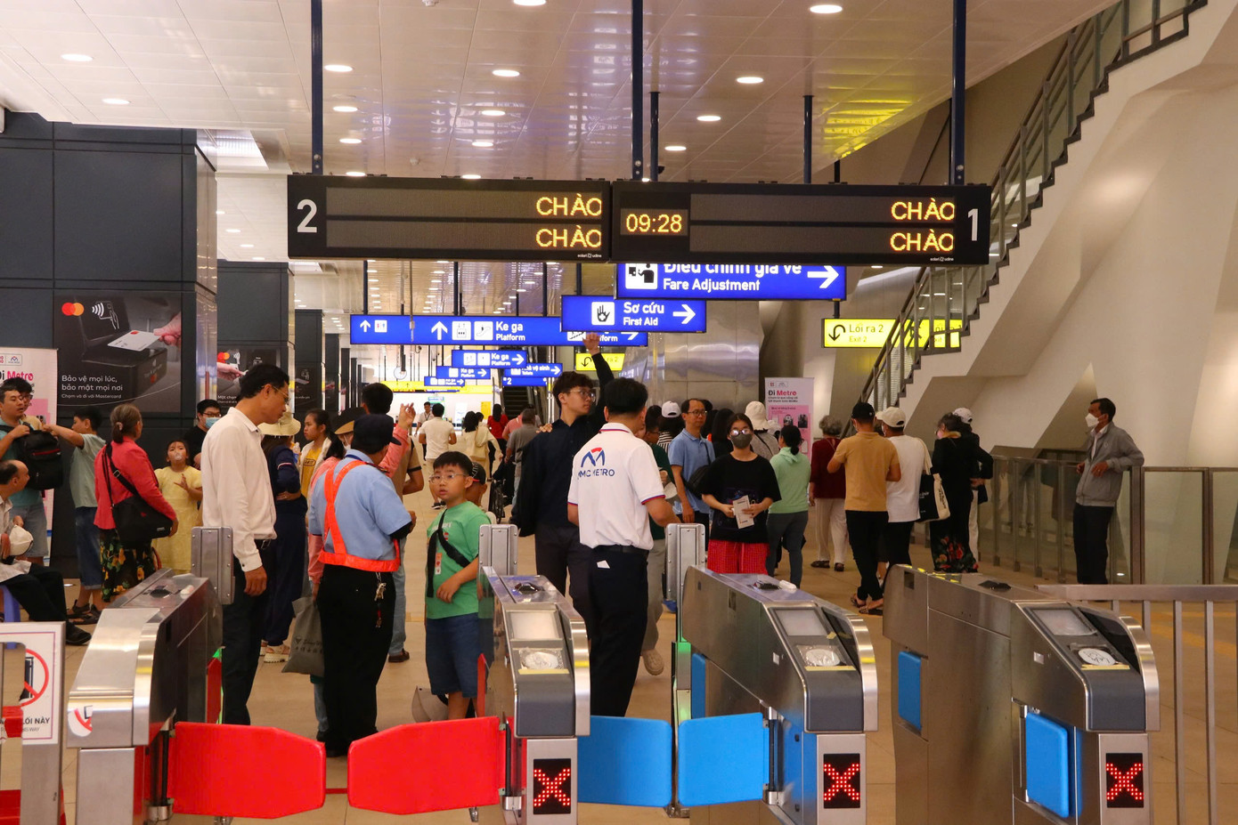 Tuy lượng khách rất đông, nhưng hành khách vẫn xếp hàng trật tự và nghe theo hướng dẫn của nhân viên nhà ga.