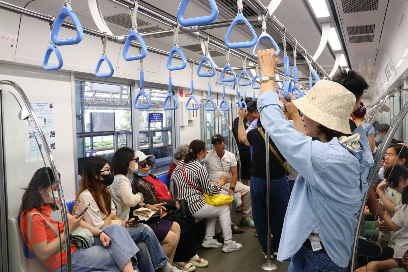 Nhiều bạn trẻ tranh thủ trải nghiệm tuyến Metro số 1 trong ngày nghỉ Tết cuối cùng.