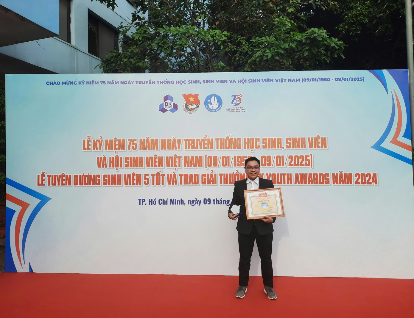 Nhật Minh nhận được nhiều bằng khen các cấp nhờ thành tích học tập nổi trội và tích cực trong các hoạt động Đoàn, Hội.