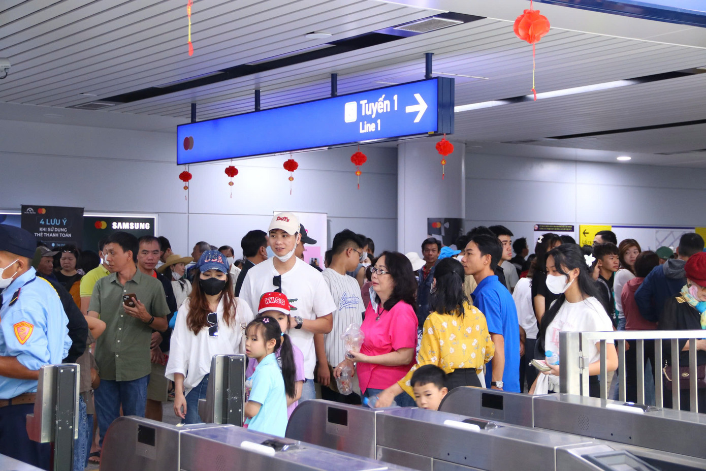 Tuấn Anh (2007) chia sẻ: “Metro hôm nay khá đông, một phần do nhiều người dân khi đến đây vẫn chưa biết cách mua vé cho nên gây ra sự ùn tắc ở cổng vào. Tuy nhiên, mình nghĩ với sự hỗ trợ nhiệt tình của các nhân viên thì người tình trạng này sẽ sớm được khắc phục”.