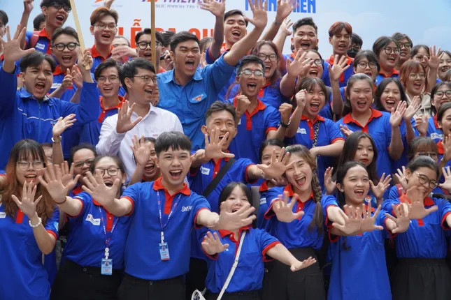 Sinh viên tình nguyện tham gia chương trình 'Tiếp sức mùa thi' năm 2024. Sinh viên tình nguyện tham gia chương trình 'Tiếp sức mùa thi' năm 2024.