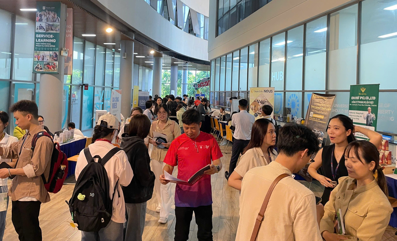 Rất đông các bạn sinh viên tìm kiếm cơ hội việc làm tại Ngày hội.