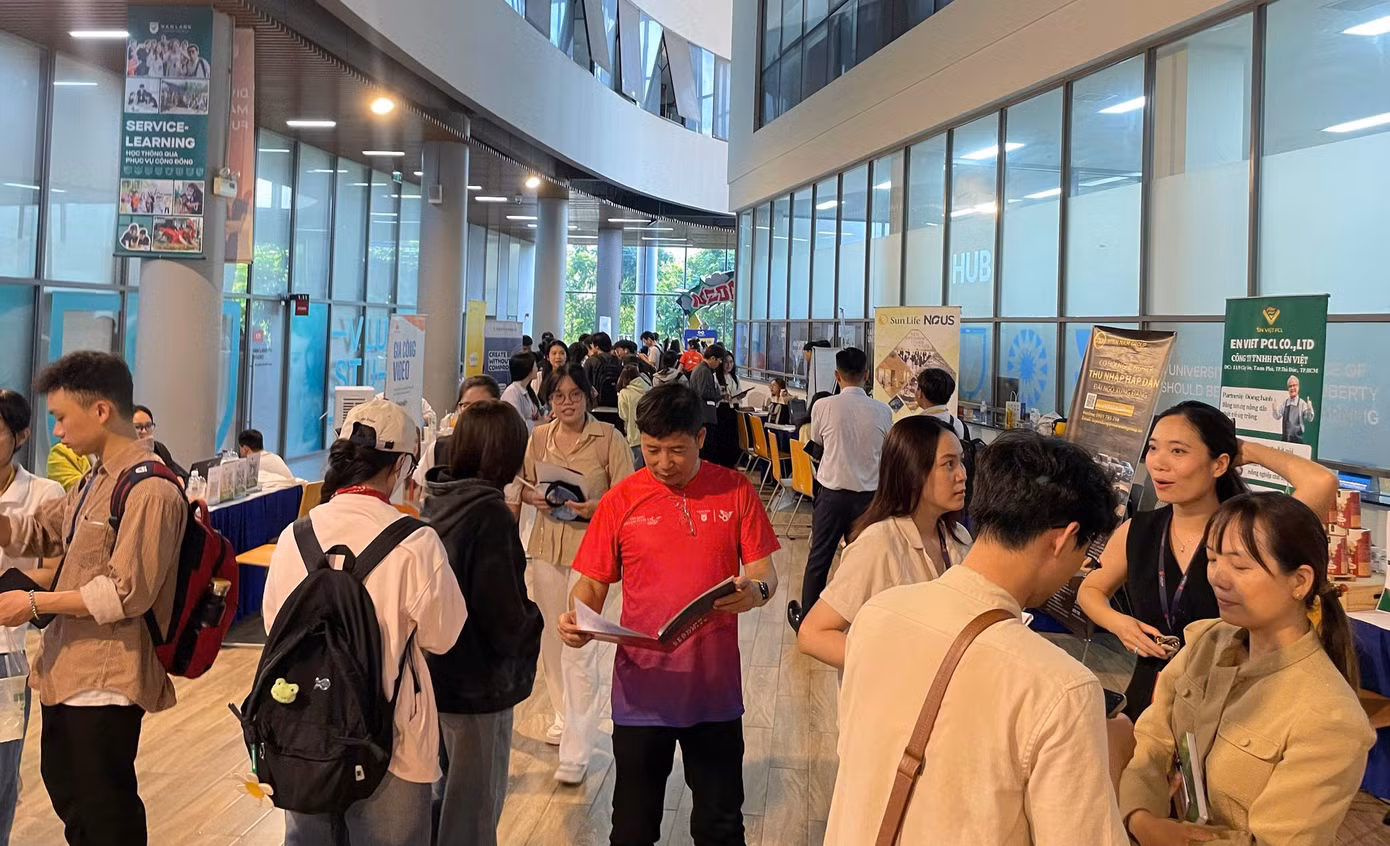 Rất đông các bạn sinh viên tìm kiếm cơ hội việc làm tại Ngày hội. Rất đông các bạn sinh viên tìm kiếm cơ hội việc làm tại Ngày hội.