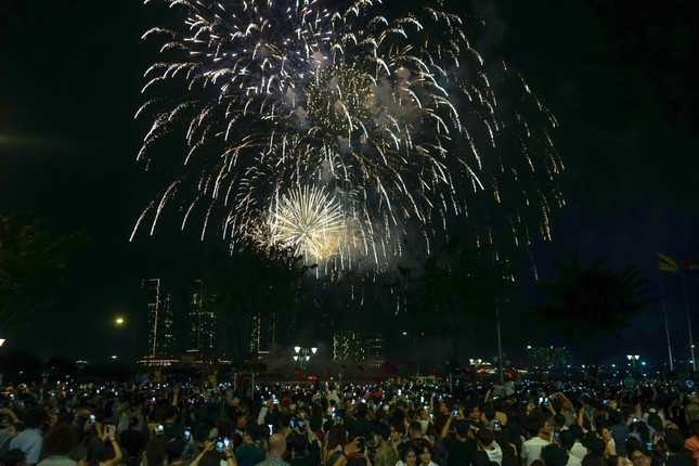 Dự kiến sẽ có nhiều bạn trẻ TP. HCM tập trung về Công viên Sáng tạo để xem trình diễn pháo hoa. Dự kiến sẽ có nhiều bạn trẻ TP. HCM tập trung về Công viên Sáng tạo để xem trình diễn pháo hoa.