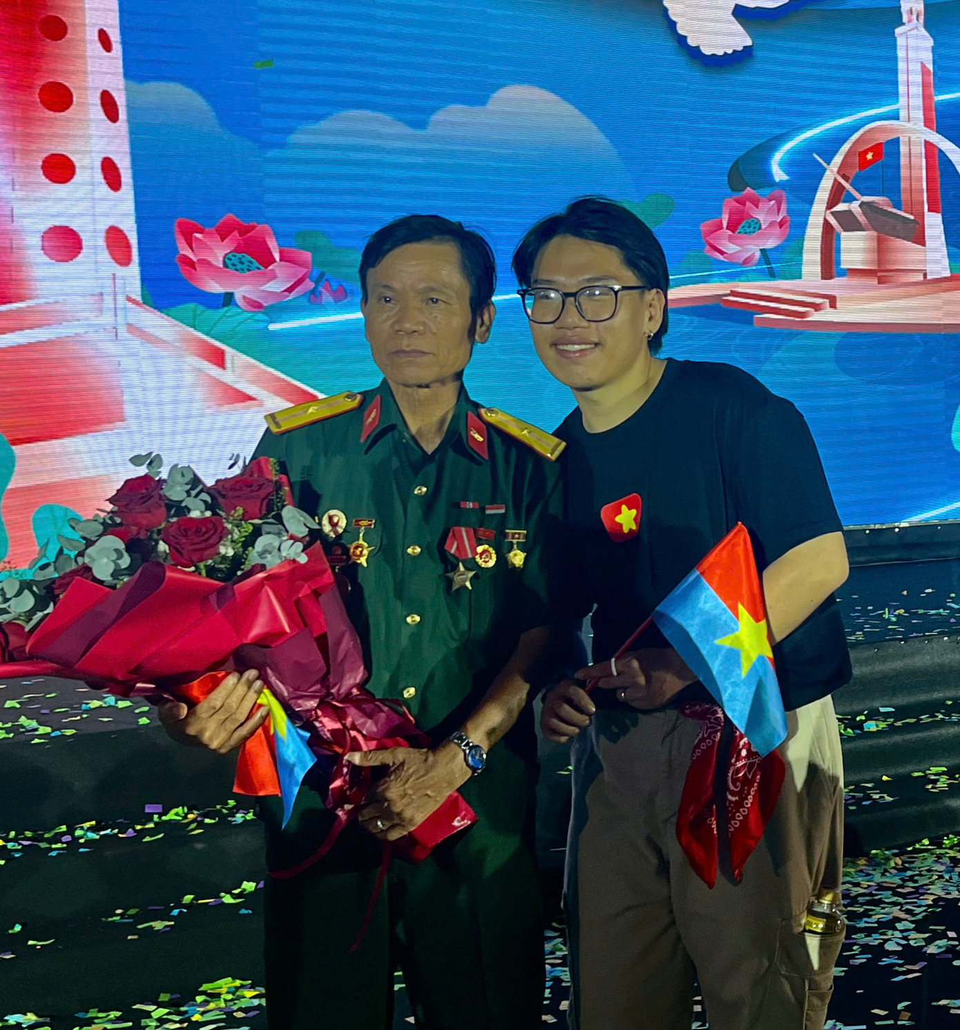 Bạn trẻ thích thú chụp ảnh cùng cựu chiến binh.