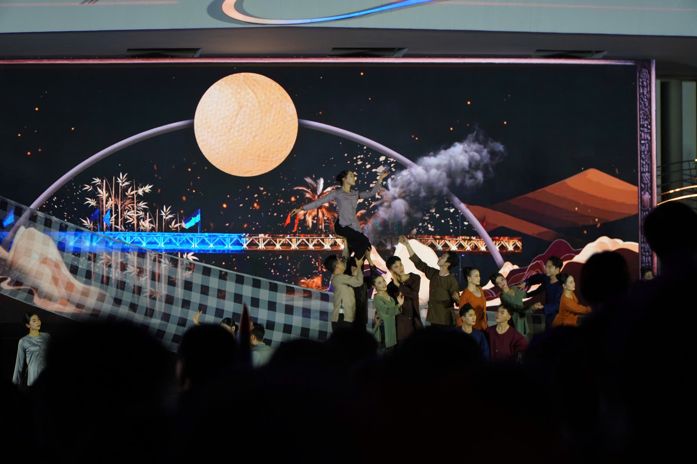 Các tiết mục văn nghệ đặc sắc. (Ảnh: Nhật Hạ)