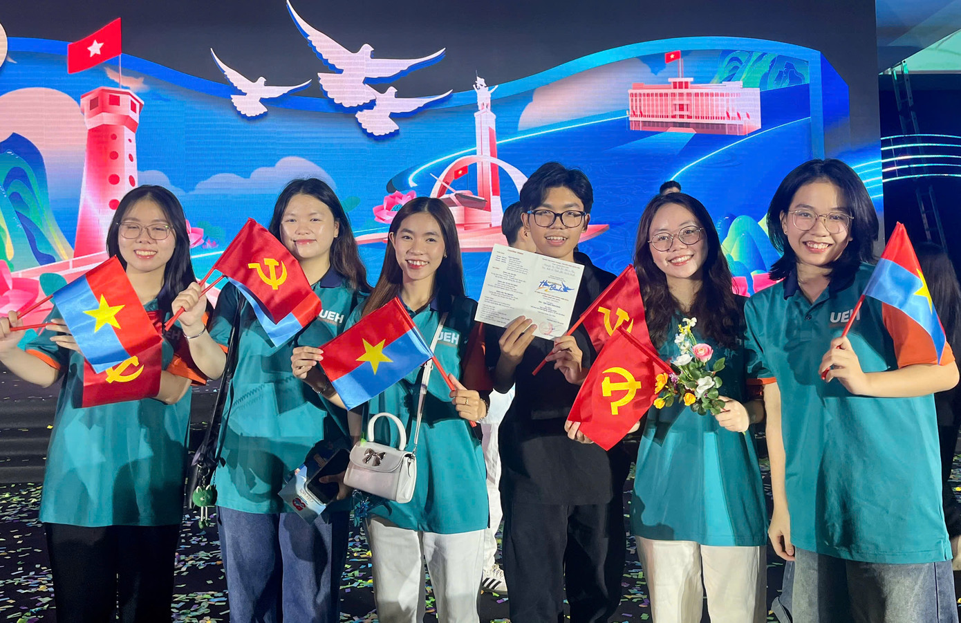 Một số bạn học sinh, sinh viên đến tham dự “Bản trường ca hòa bình”. (Ảnh: Mỹ Đình)