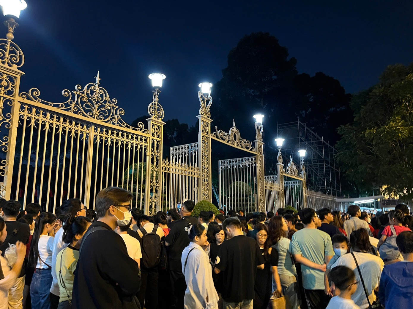 Khung cảnh vô cùng nhộp nhịp trước cổng Dinh Độc Lập (TP. HCM).