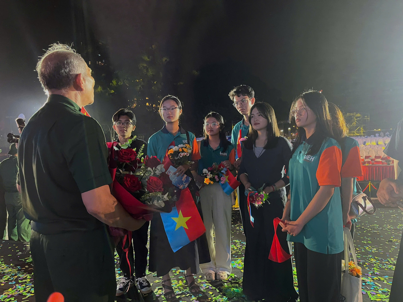 Sau chương trình, nhiều bạn sinh viên đã gặp trực tiếp cựu chiến binh để nghe kể thêm về những câu chuyện lịch sử.