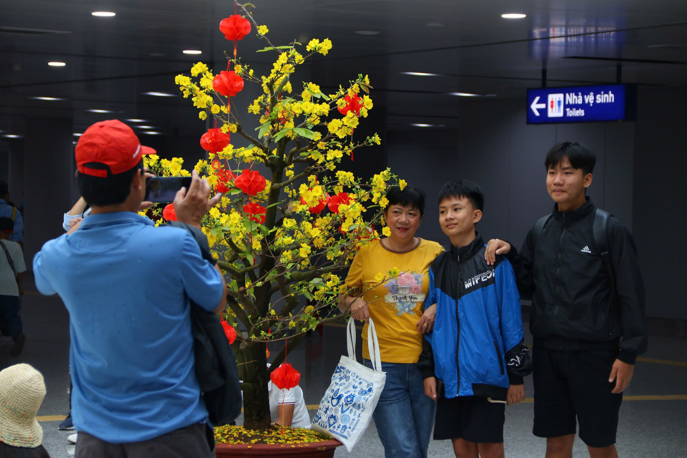 Để phục vụ lượt khách đông dịp ngày cuối nghỉ Tết Ất Tỵ, tuyến Metro số 1 đã nâng số chuyến lên 160 chuyến, đến mùng 6 (ngày 3/2), Metro số 1 trở lại hoạt động bình thường.