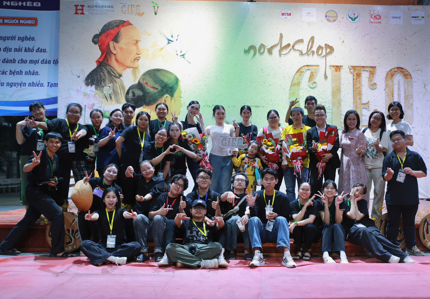 Niềm vui của các thành viên cùng tham gia tổ chức chương trình thiện nguyện gây quỹ.