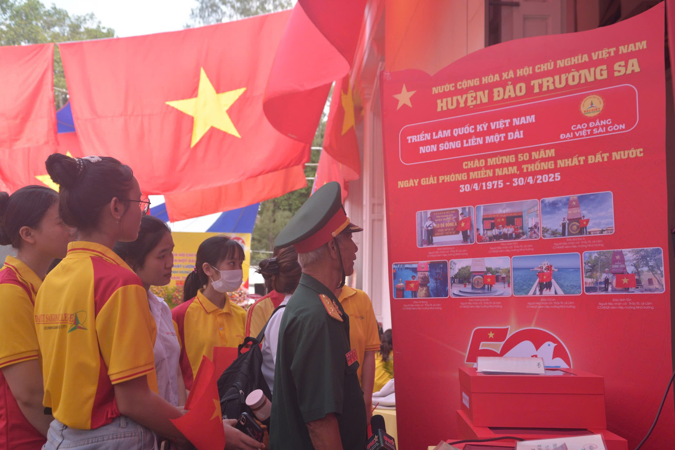 Ông Trần Thế Dũng đang chia sẻ cùng các bạn sinh viên. Ông Trần Thế Dũng đang chia sẻ cùng các bạn sinh viên.