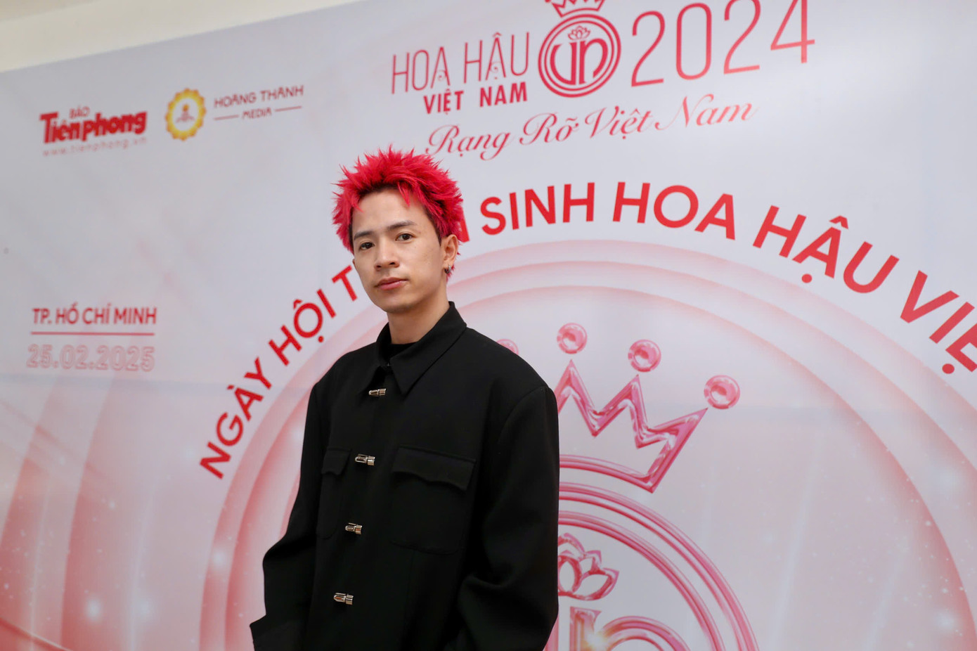 Rapper 7DNIGHT đã làm nóng không khí ngày hội bằng hai ca khúc &apos;hít&apos; của mình.