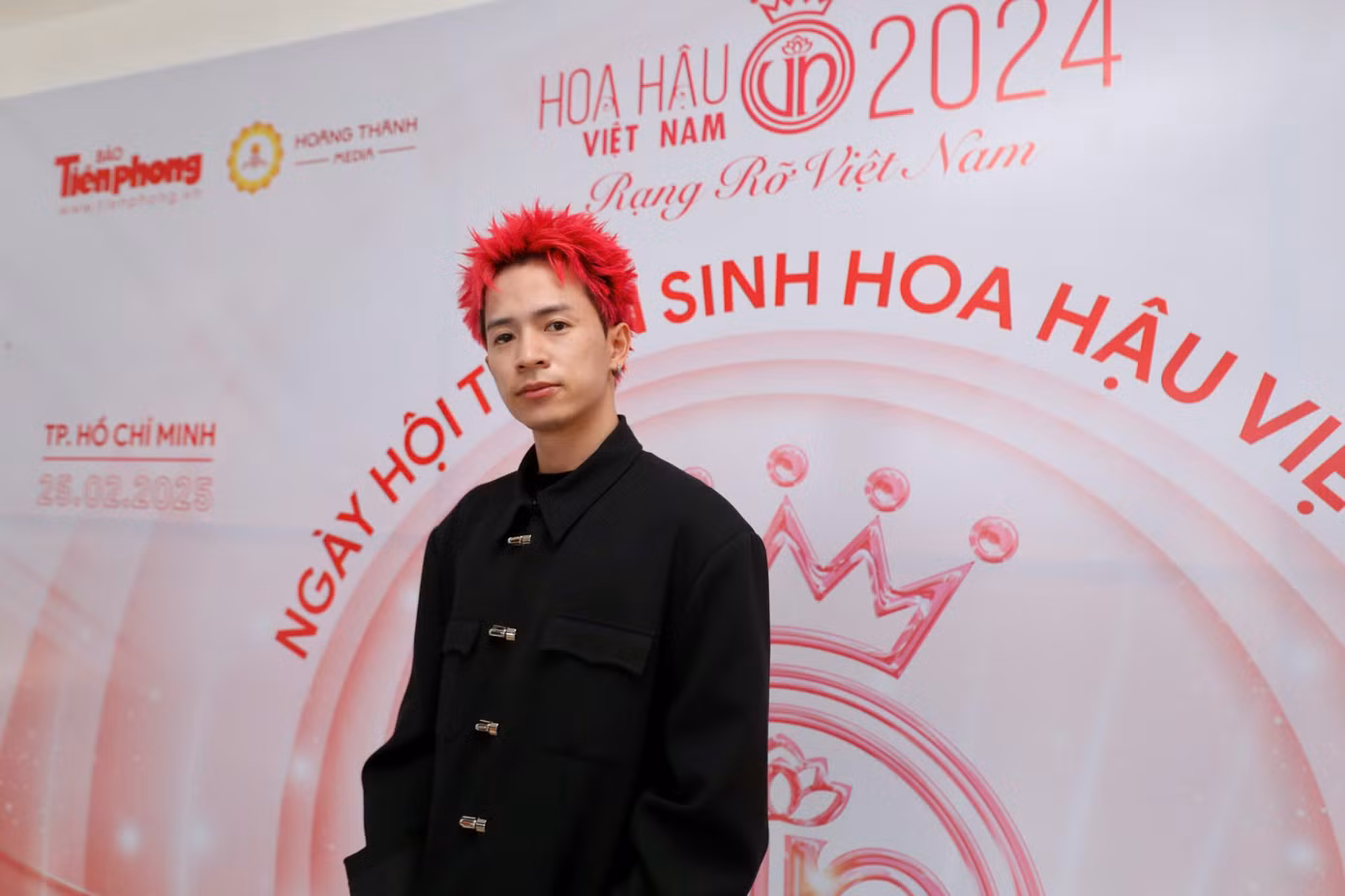 Rapper 7DNIGHT đã làm nóng không khí ngày hội bằng hai ca khúc 'hít' của mình.