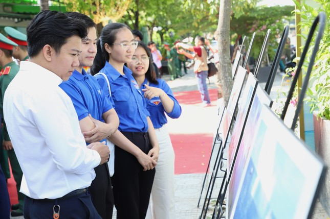 Bạn trẻ tìm hiểu về chủ quyền biển đảo thiêng liêng của Tổ quốc qua triển lãm &quot;Yêu lắm Trường Sa ơi&quot;. (Ảnh: Ngô Tùng)
