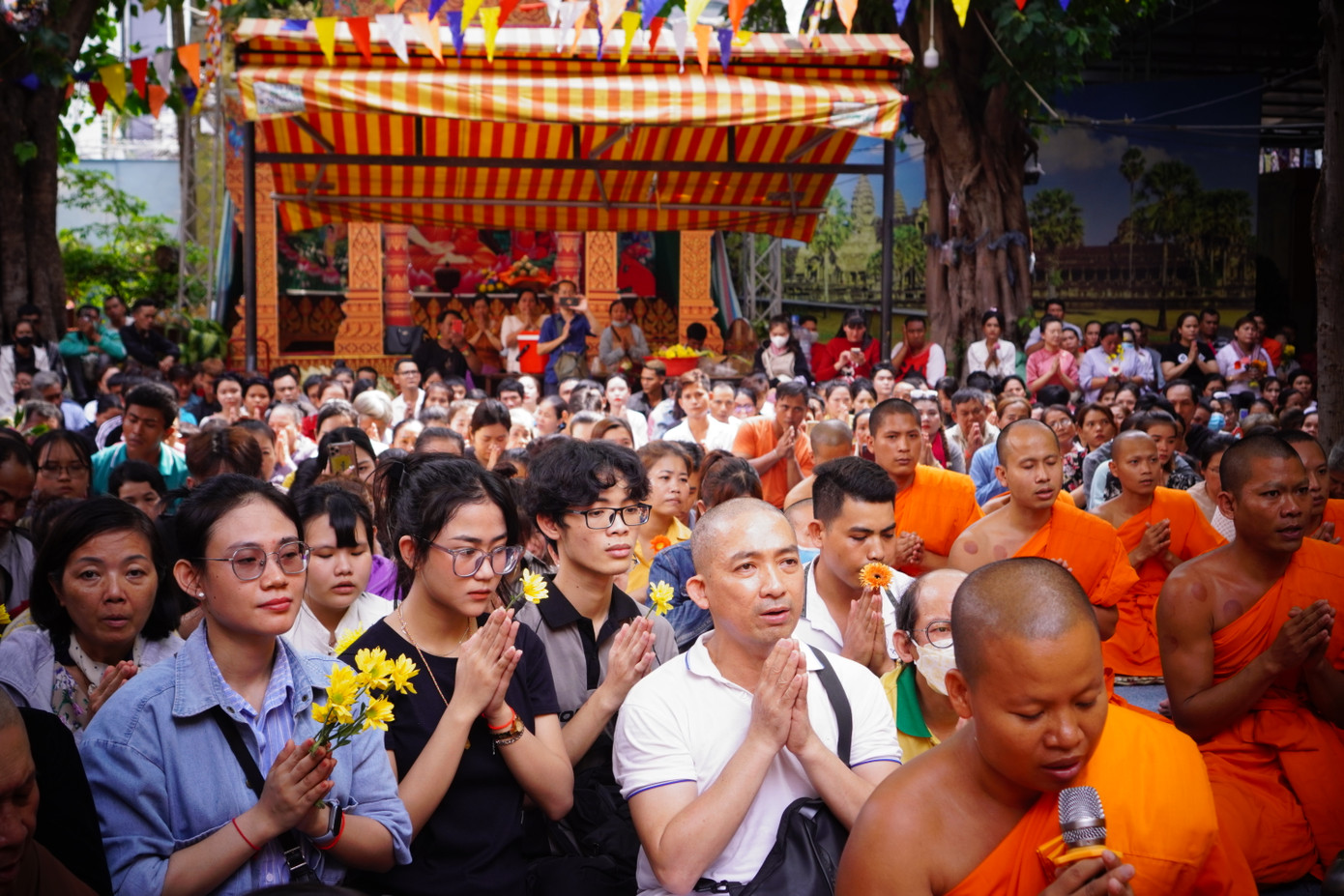 Dãy phải tại sân chùa Chantarangsay tập trung nhiều bạn trẻ, học sinh, sinh viên tham gia. Dãy phải tại sân chùa Chantarangsay tập trung nhiều bạn trẻ, học sinh, sinh viên tham gia.