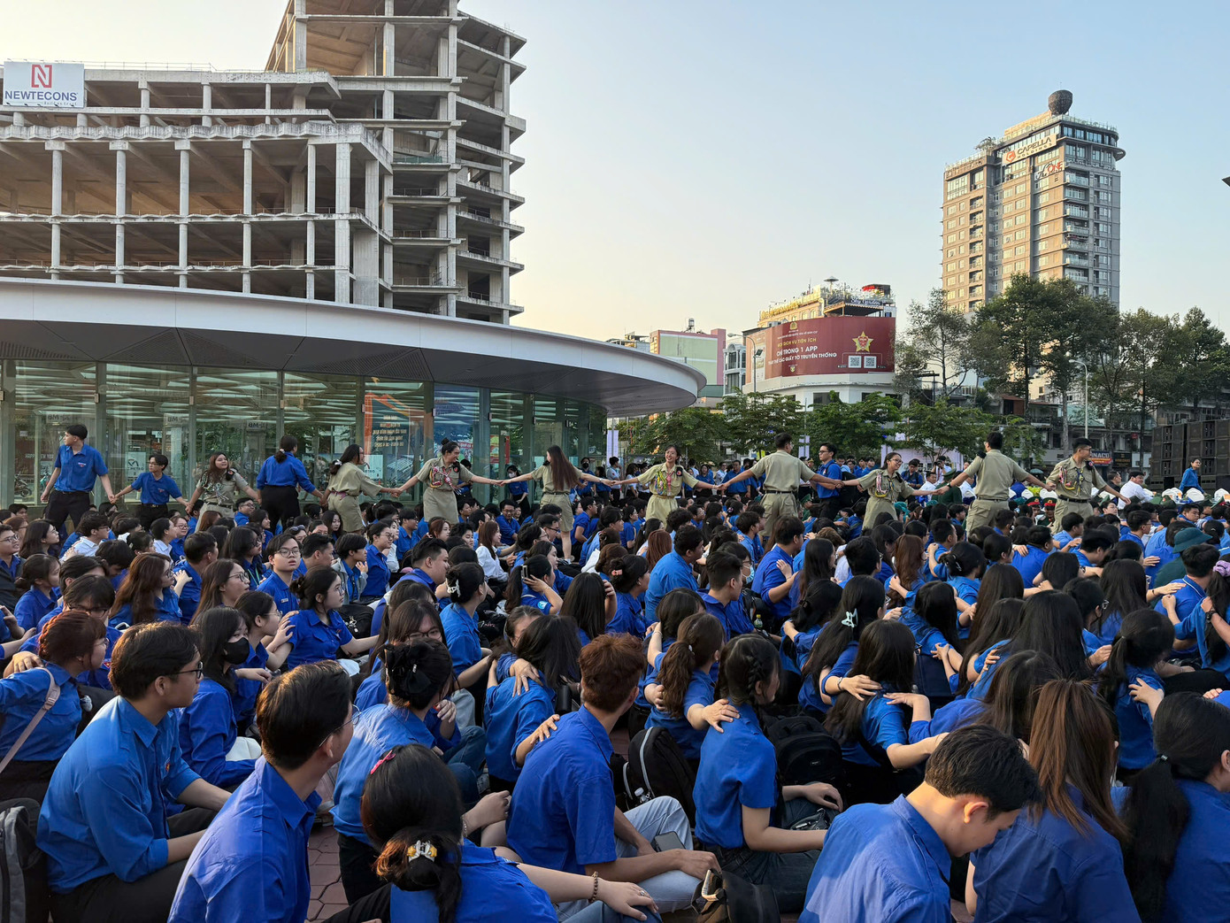 Những màn khởi động sôi nổi trước giờ phát động Lễ ra quân Tháng Thanh niên. Những màn khởi động sôi nổi trước giờ phát động Lễ ra quân Tháng Thanh niên.