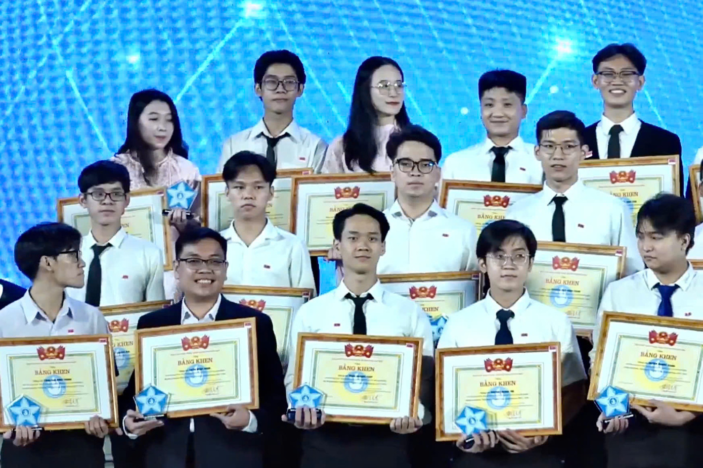 Những 'Sinh viên 5 tốt' được vinh danh trong Lễ kỷ niệm.