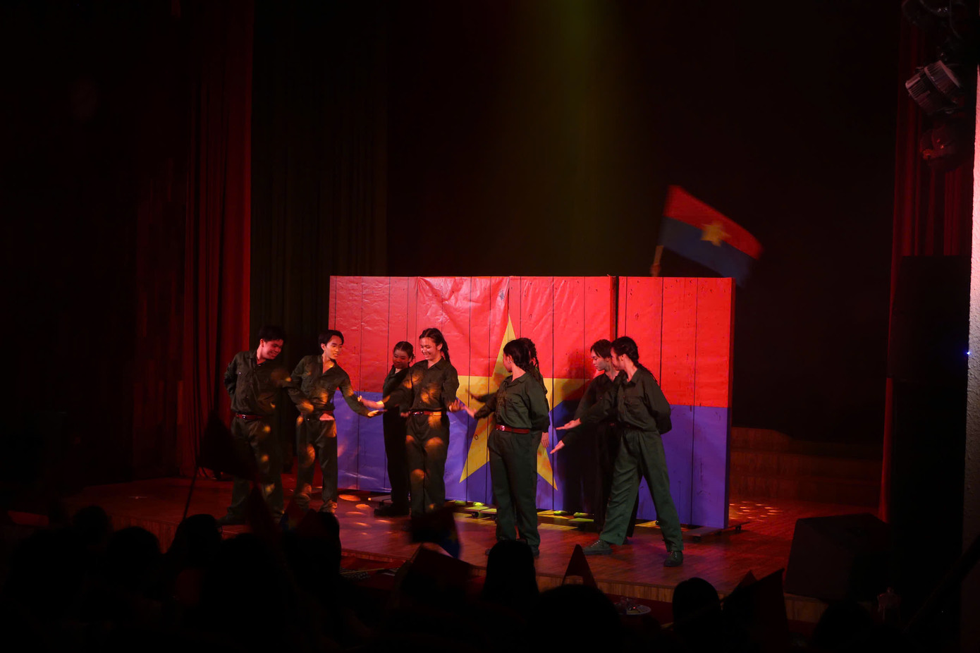 Bài hát Đất nước trọn niềm vui vang lên trong niềm hạnh phúc của khán giả. Bài hát Đất nước trọn niềm vui vang lên trong niềm hạnh phúc của khán giả.