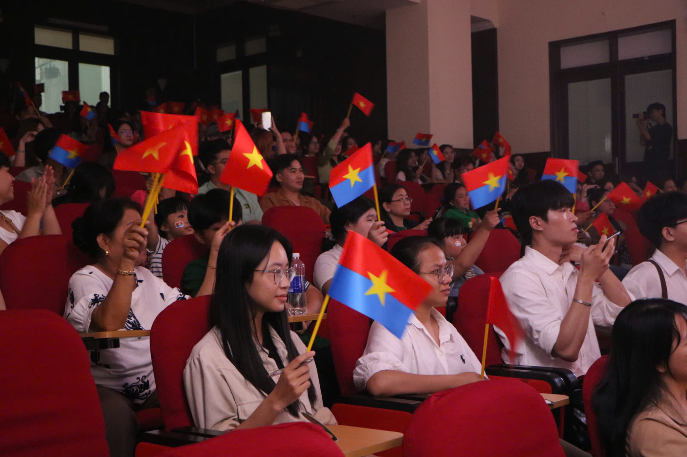 Sinh viên tham dự chương trình. Sinh viên tham dự chương trình.