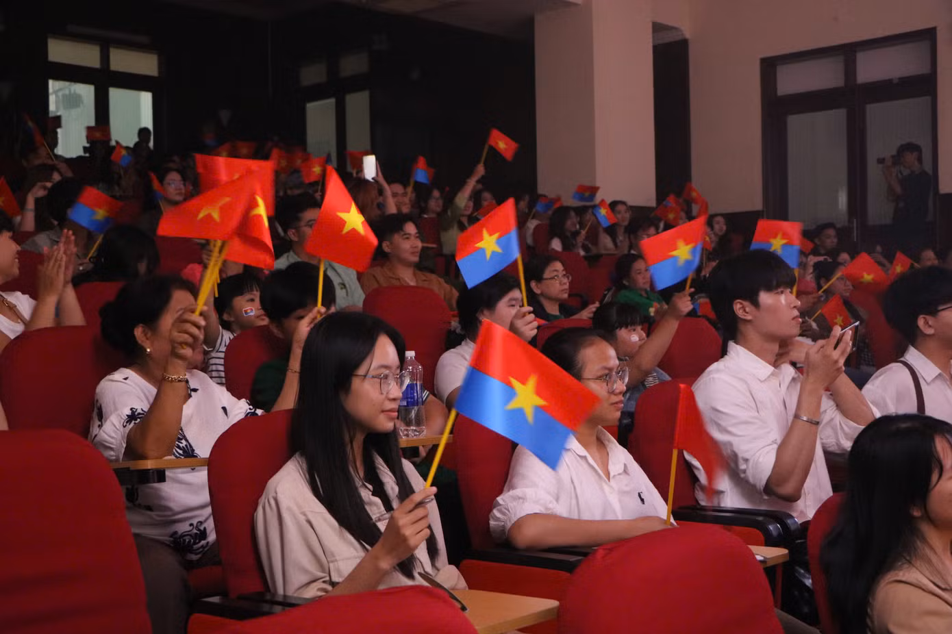 Sinh viên tham dự chương trình.