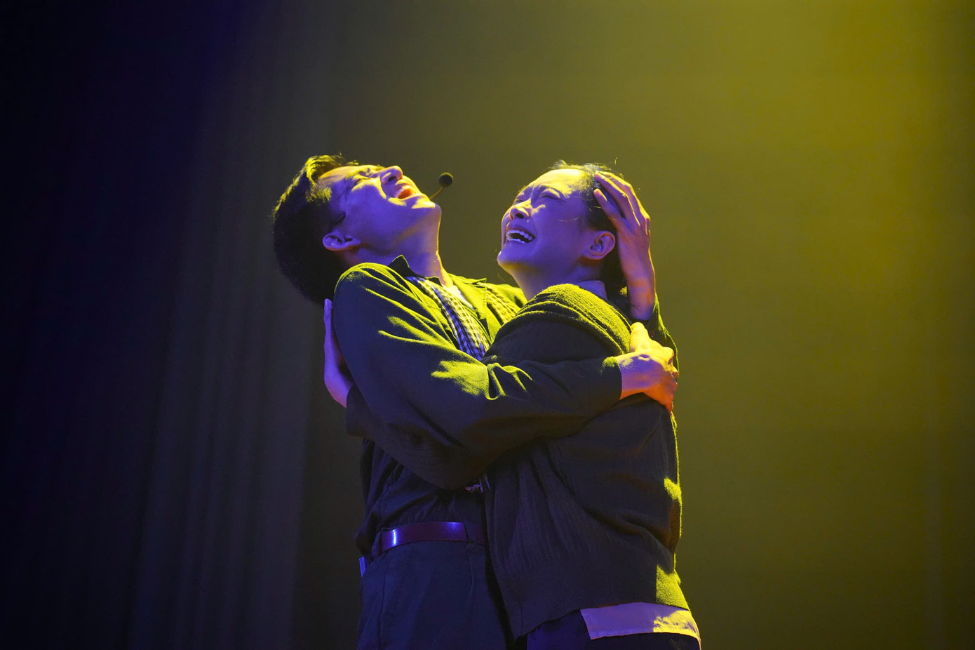 Cuộc gặp mặt của nhân vật Tư và gia đình là chi tiết đắt giá của vở kịch. Cuộc gặp mặt của nhân vật Tư và gia đình là chi tiết đắt giá của vở kịch.