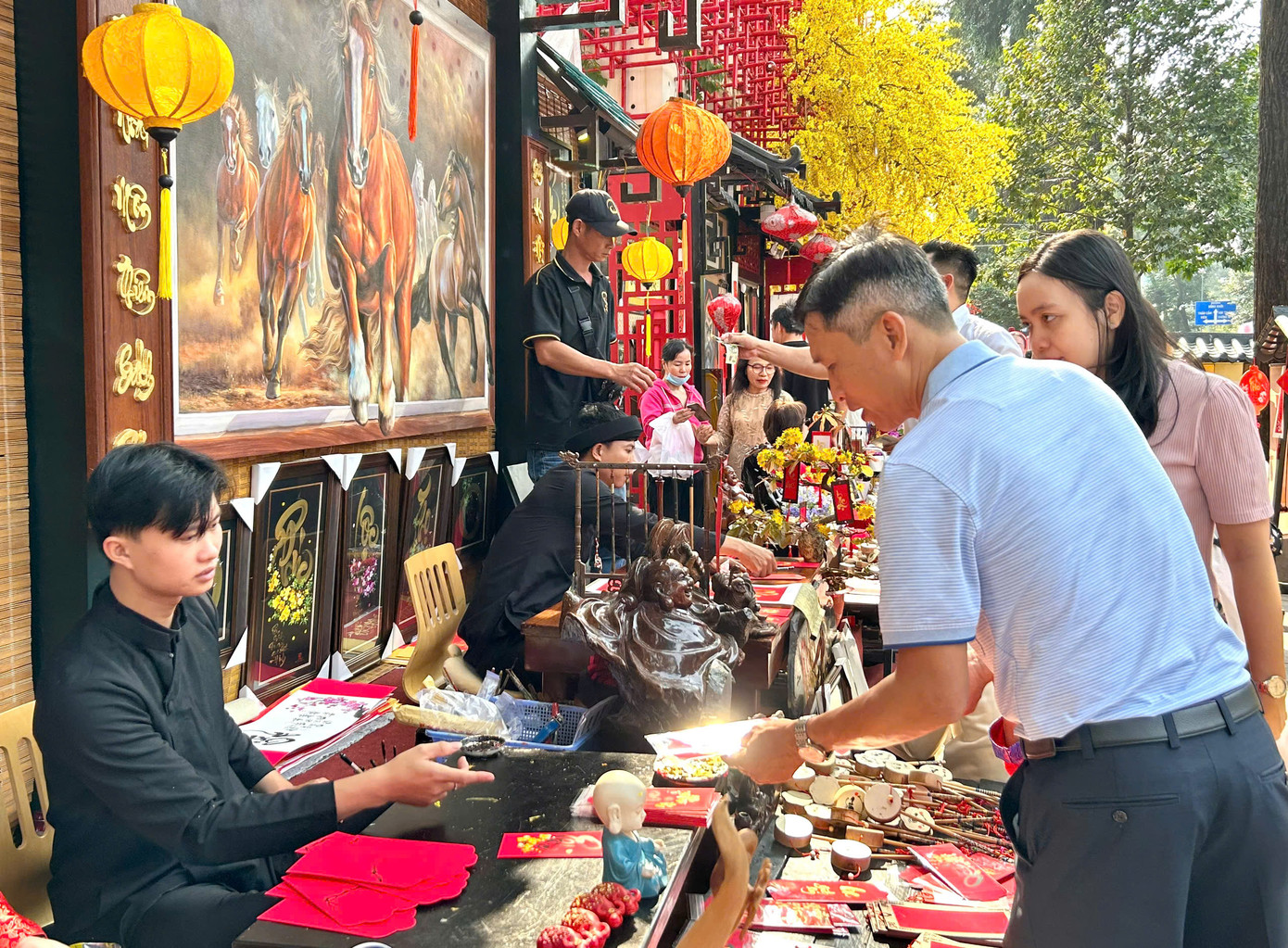 Các 'ông đồ' trẻ cho chữ đầu năm. Các 'ông đồ' trẻ cho chữ đầu năm.