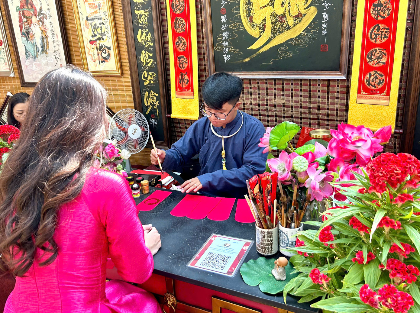 Võ Tuấn Xuân Thành là một trong 50 'ông đồ', 'bà đồ trẻ tuổi tại 'Phố Ông Đồ' năm nay. Võ Tuấn Xuân Thành là một trong 50 'ông đồ', 'bà đồ trẻ tuổi tại 'Phố Ông Đồ' năm nay.