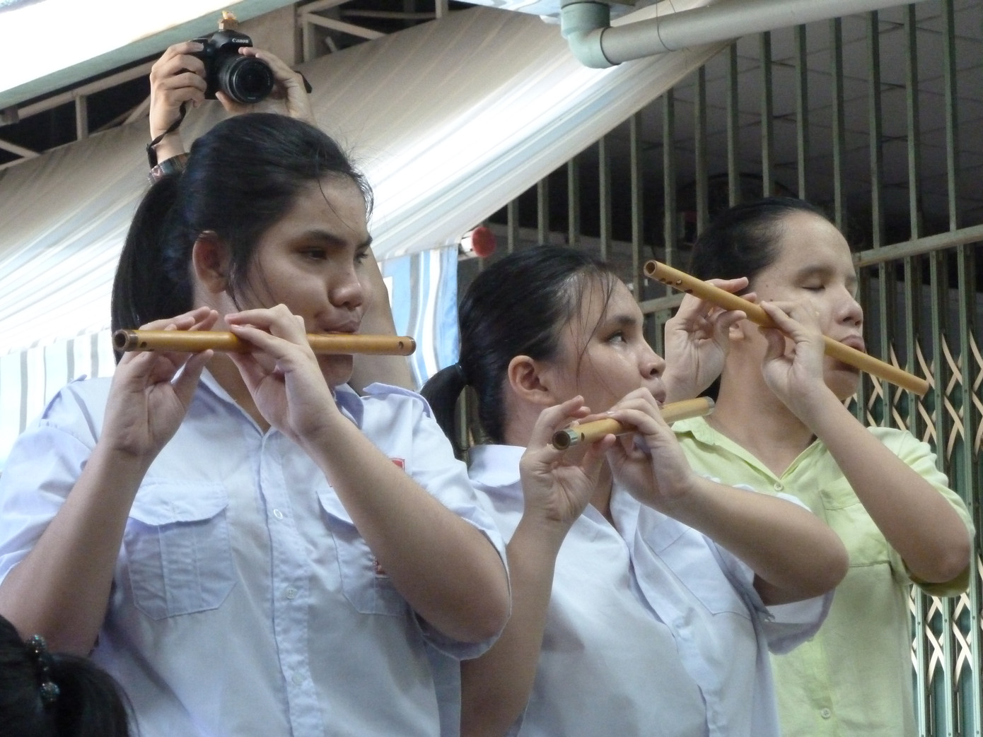 Các em nhỏ đã biểu diễn thổi sáo như một lời chào đón và cảm ơn đến các thành viên ban tổ chức. Các em nhỏ đã biểu diễn thổi sáo như một lời chào đón và cảm ơn đến các thành viên ban tổ chức.