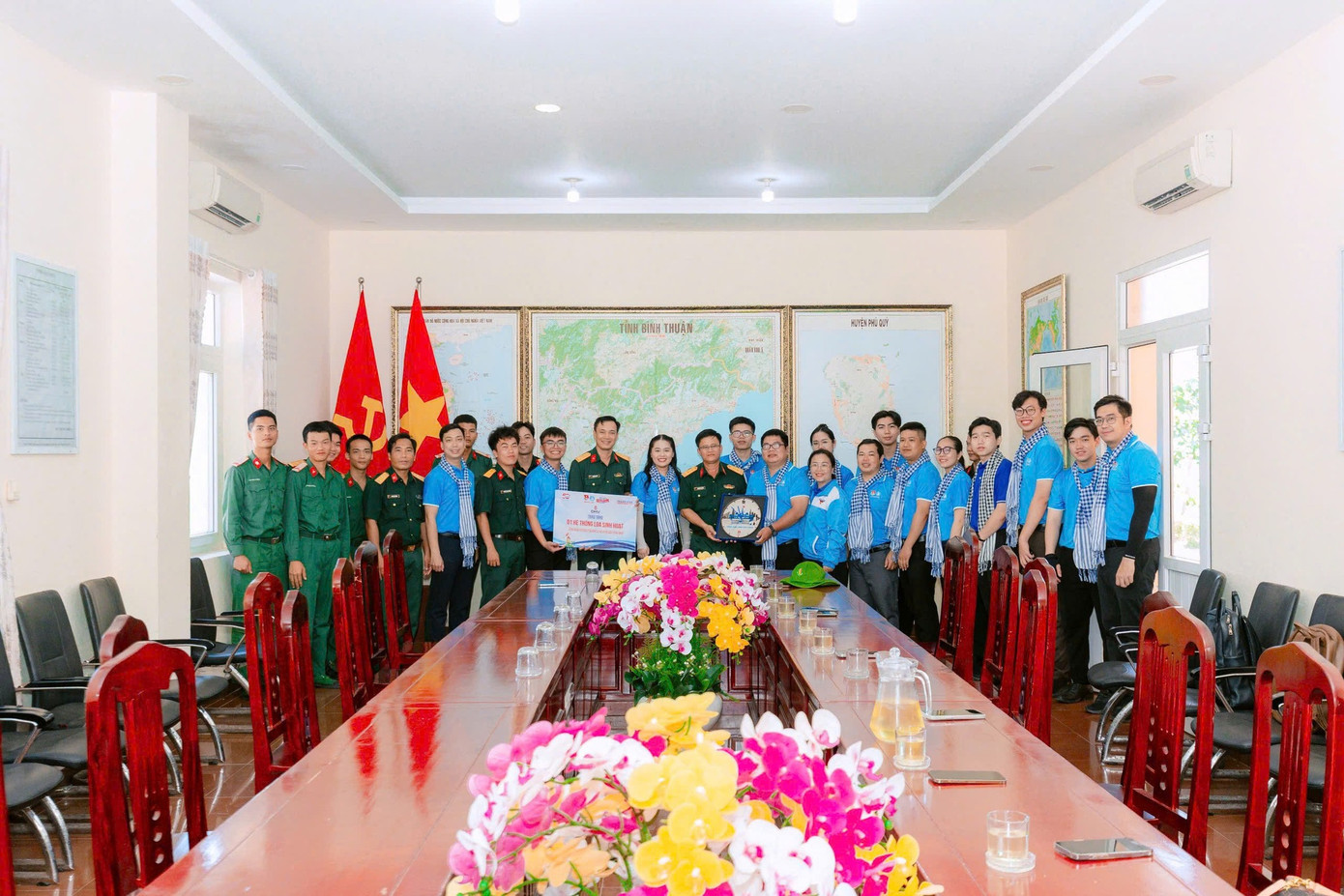 Ngoài ra, chương trình còn trao tặng 1 máy lọc nước công suất 200 lít/giờ, trị giá 30 triệu đồng cho đơn vị lực lượng vũ trang trên địa bàn huyện; trao tặng 15 phần quà cho cán bộ, chiến sĩ đang thực hiện nhiệm vụ trên đại bàn huyện; tổ chức chương trình Tư vấn, hướng nghiệp dành cho học sinh THPT tại huyện đảo Phú Quý.