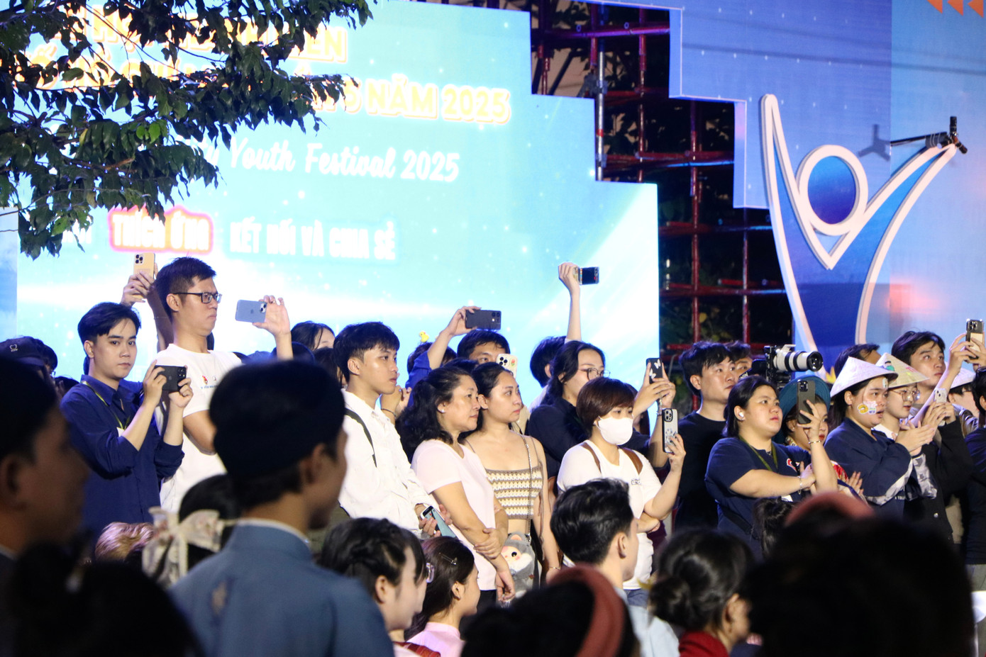 Với sự ý nghĩa và tính nhân văn mà chương trình mang lại, 'Tóc xanh vạt áo 2025' thu hút đa dạng người tham gia, ở mọi độ tuổi.