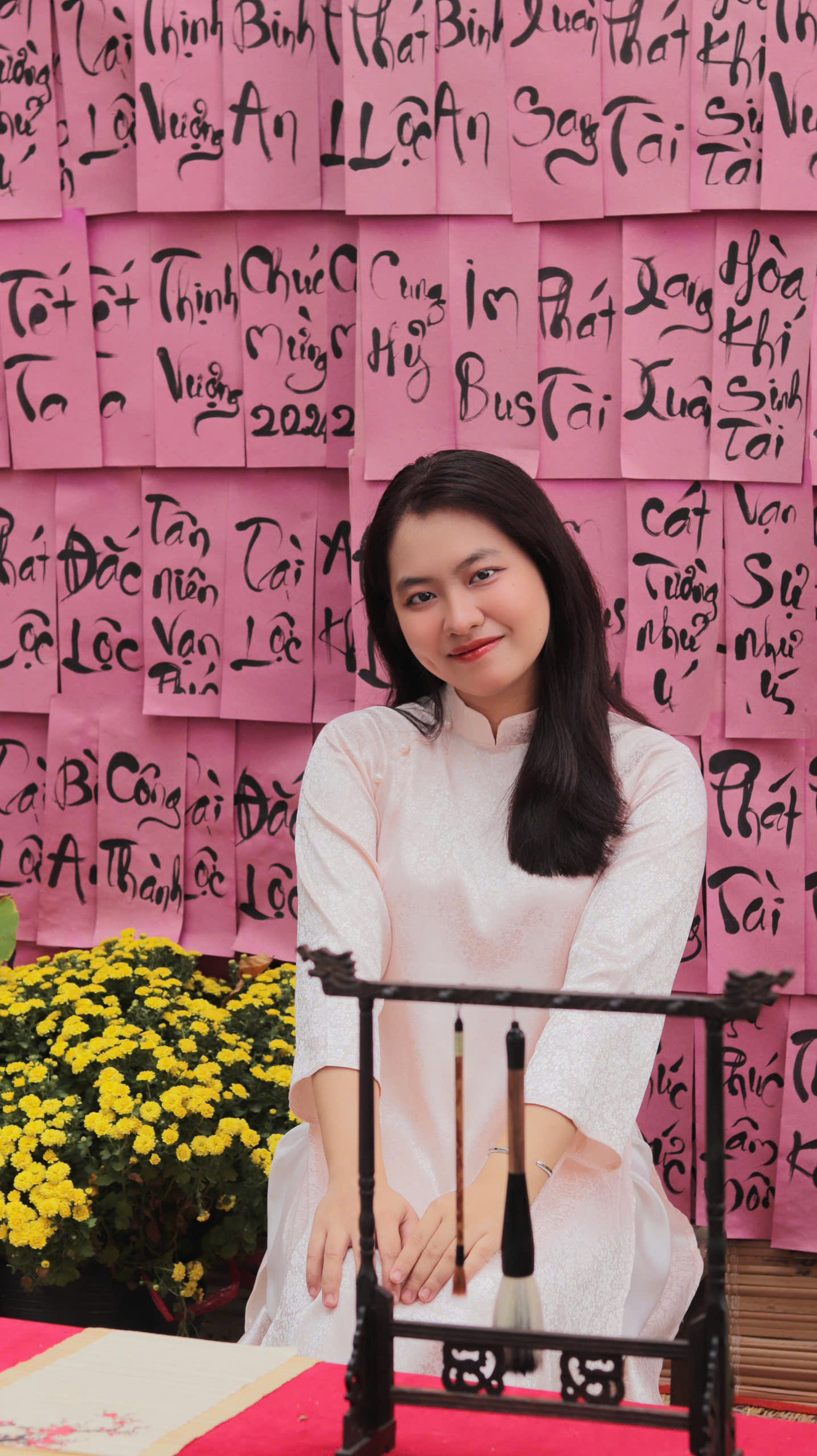 Kiểu áo trơn hiện đại, sắc hồng nhẹ nhàng, đằm thắm. (Ảnh: Nam Giang) Kiểu áo trơn hiện đại, sắc hồng nhẹ nhàng, đằm thắm. (Ảnh: Nam Giang)