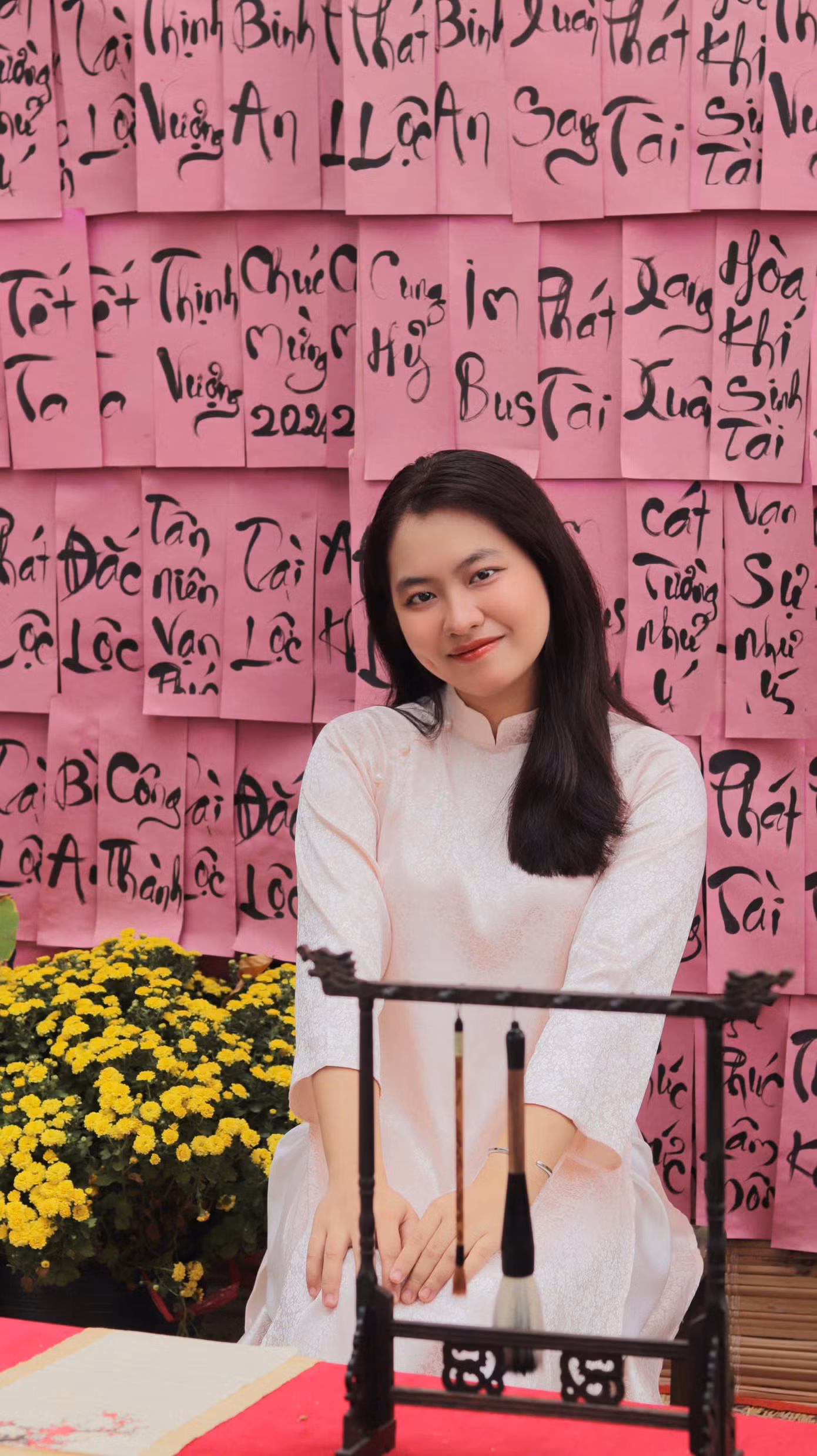 Kiểu áo trơn hiện đại, sắc hồng nhẹ nhàng, đằm thắm. (Ảnh: Nam Giang)