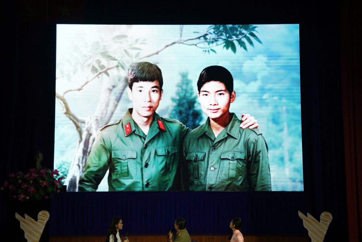 Tấm hình hai người chiến sĩ được phục dựng bằng công nghệ trí tuệ nhân tạo khiến hội trường vỡ òa.