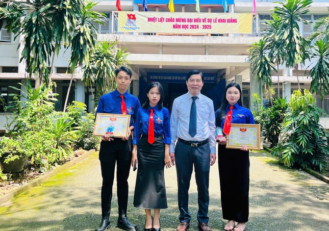 Kỳ Lân (ngoài cùng, bên trái) hạnh phúc và tự hào khi được nhận học bổng &apos;Nâng bước thủ khoa 2024&apos;.