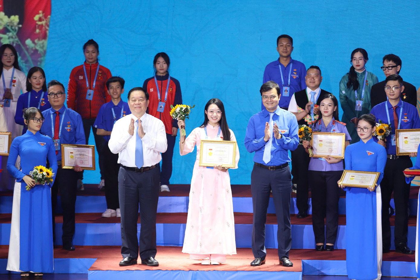 Ông Nguyễn Trọng Nghĩa - Ủy viên Bộ Chính trị, Bí thư T.Ư Đảng, Trưởng Ban Tuyên giáo và Dân vận T.Ư và anh Bùi Quang Huy - Ủy viên dự khuyết T.Ư Đảng, Bí thư thứ nhất T.Ư Đoàn trao bằng khen và hoa cho gương thanh niên tiên tiến tại chương trình. Ông Nguyễn Trọng Nghĩa - Ủy viên Bộ Chính trị, Bí thư T.Ư Đảng, Trưởng Ban Tuyên giáo và Dân vận T.Ư và anh Bùi Quang Huy - Ủy viên dự khuyết T.Ư Đảng, Bí thư thứ nhất T.Ư Đoàn trao bằng khen và hoa cho gương thanh niên tiên tiến tại chương trình.