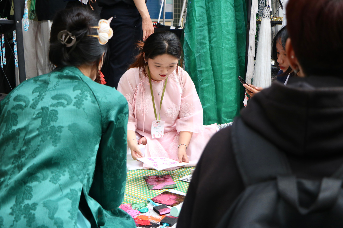 Đắm chìm trong không gian trải nghiệm vẽ tranh mộc bản, Gia Nghi (năm thứ ba, trường ĐH KHXH&NV, TP. HCM) vui vẻ chia sẻ: “Đây là gian hàng ấn tượng nhất đối với mình. Được tự tay làm một bức tranh, tự chọn mẫu, chọn màu rồi in, mình thấy rất hào hứng. Làm rồi mới thấy để có được một bức tranh đẹp người thợ phải vô cùng khéo léo, tỉ mỉ để màu in không lem, không nhoè”. Đắm chìm trong không gian trải nghiệm vẽ tranh mộc bản, Gia Nghi (năm thứ ba, trường ĐH KHXH&NV, TP. HCM) vui vẻ chia sẻ: “Đây là gian hàng ấn tượng nhất đối với mình. Được tự tay làm một bức tranh, tự chọn mẫu, chọn màu rồi in, mình thấy rất hào hứng. Làm rồi mới thấy để có được một bức tranh đẹp người thợ phải vô cùng khéo léo, tỉ mỉ để màu in không lem, không nhoè”.