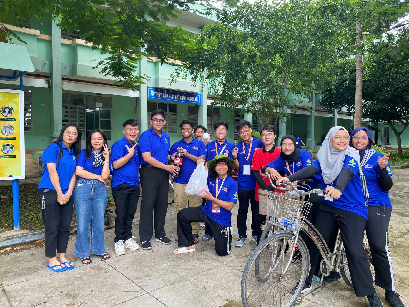 Cao Nguyên (thứ tư, từ trái qua) cùng các bạn sinh viên quốc tế trong một hoạt động tình nguyện.