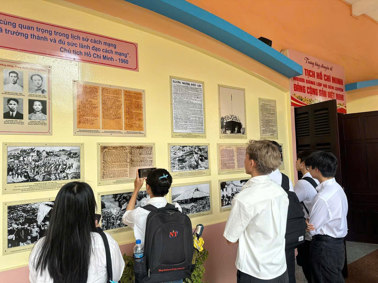 Sinh viên chăm chú quan sát tư liệu về hành trình tìm đường cứu nước của Chủ tịch Hồ Chí Minh. (Ảnh: Trường ĐH Kiến trúc TP. HCM)