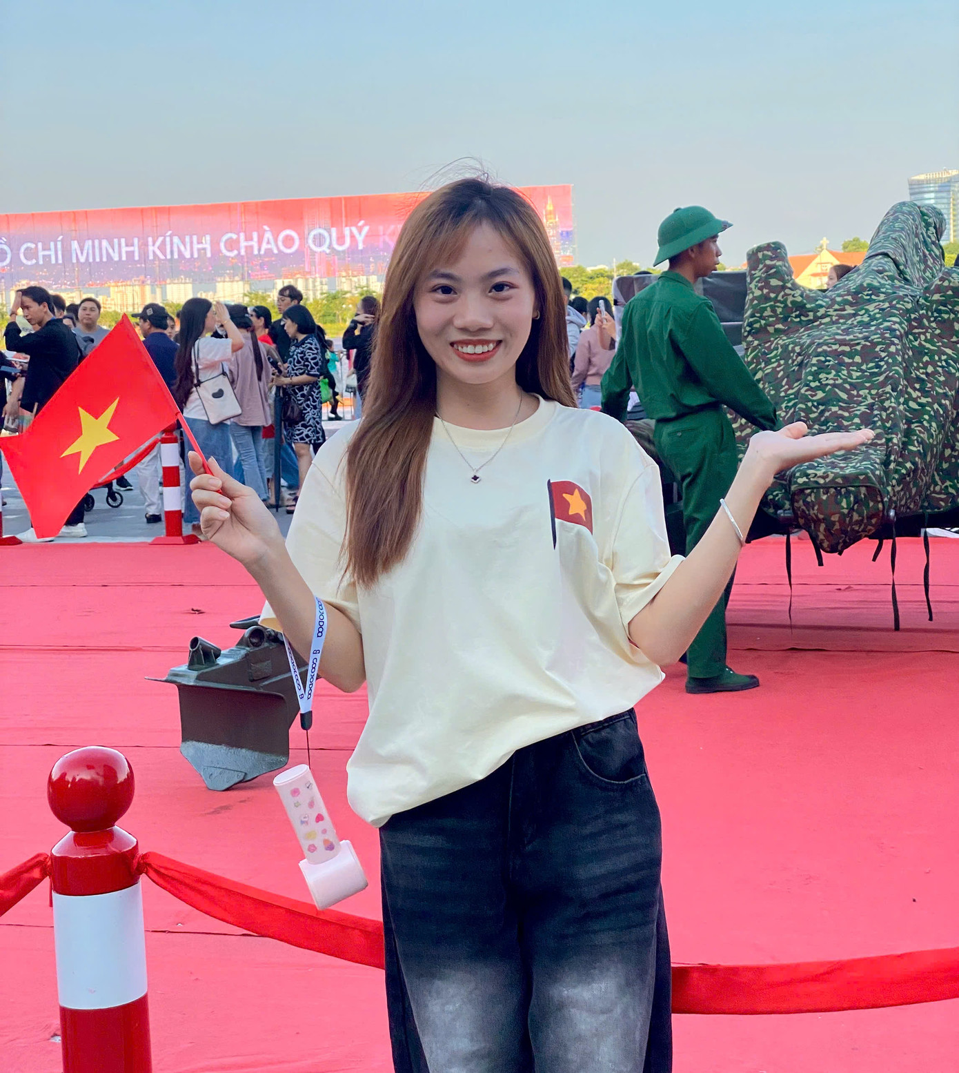 Một bạn trẻ phấn khởi khi chụp ảnh với dàn pháo lễ. Một bạn trẻ phấn khởi khi chụp ảnh với dàn pháo lễ.