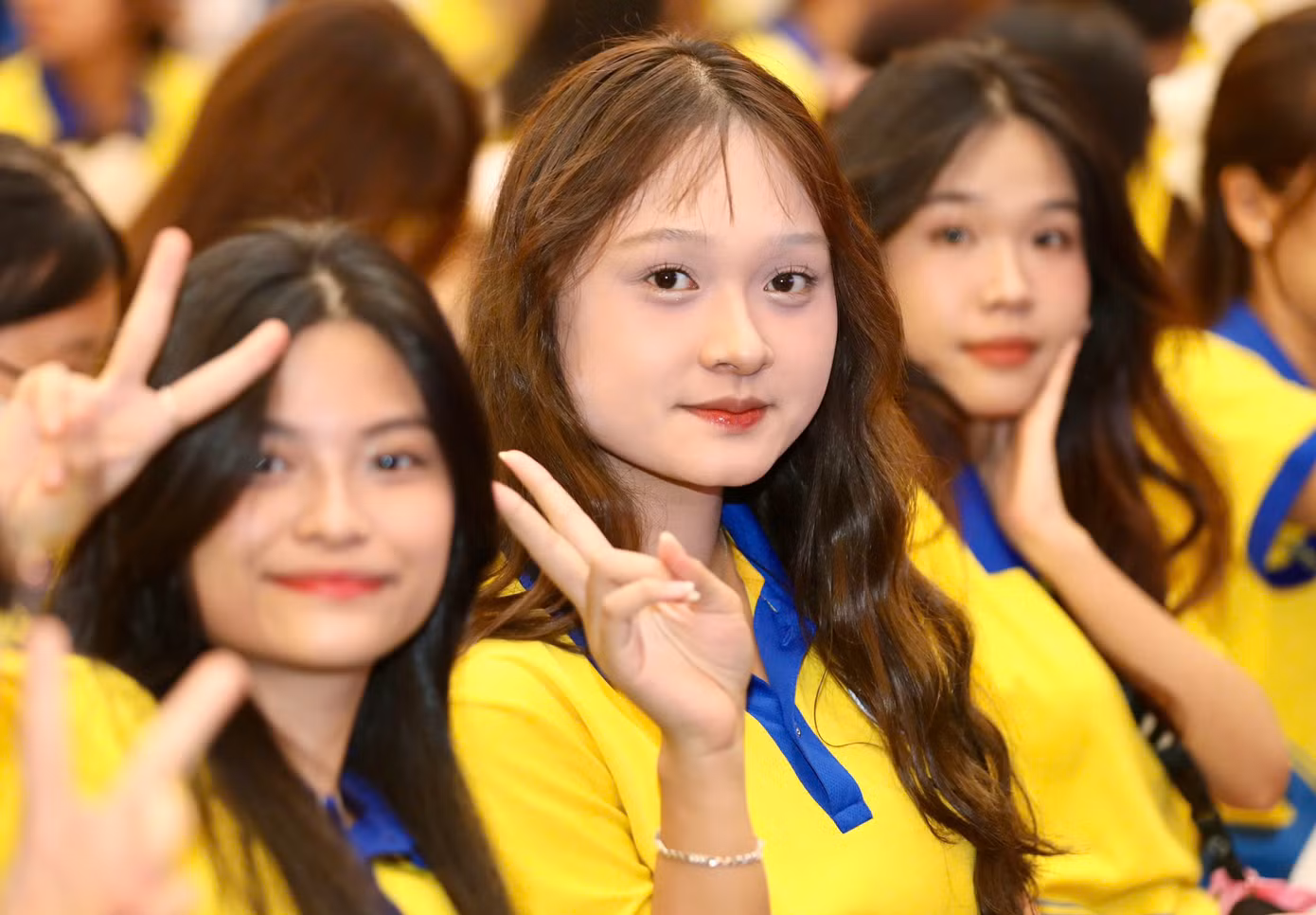 Sinh viên trường ĐH Tài chính - Marketing hào hứng tham gia Ngày hội tuyển sinh 'Hoa hậu Việt Nam' 2024 tại TP. HCM. (Ảnh: Duy Anh)