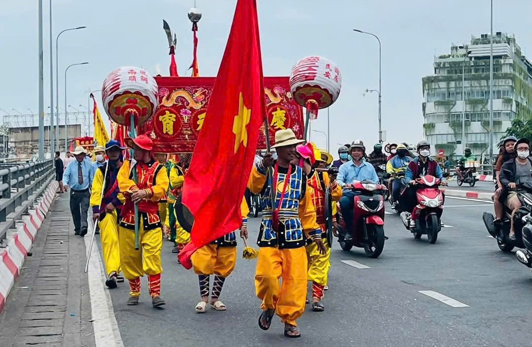 Nghi thức diễu hành nghệ thuật đường phố (Q. 5) dịp Tết Nguyên tiêu tại TP. HCM. (Ảnh: Hoàng Oanh) Nghi thức diễu hành nghệ thuật đường phố (Q. 5) dịp Tết Nguyên tiêu tại TP. HCM. (Ảnh: Hoàng Oanh)