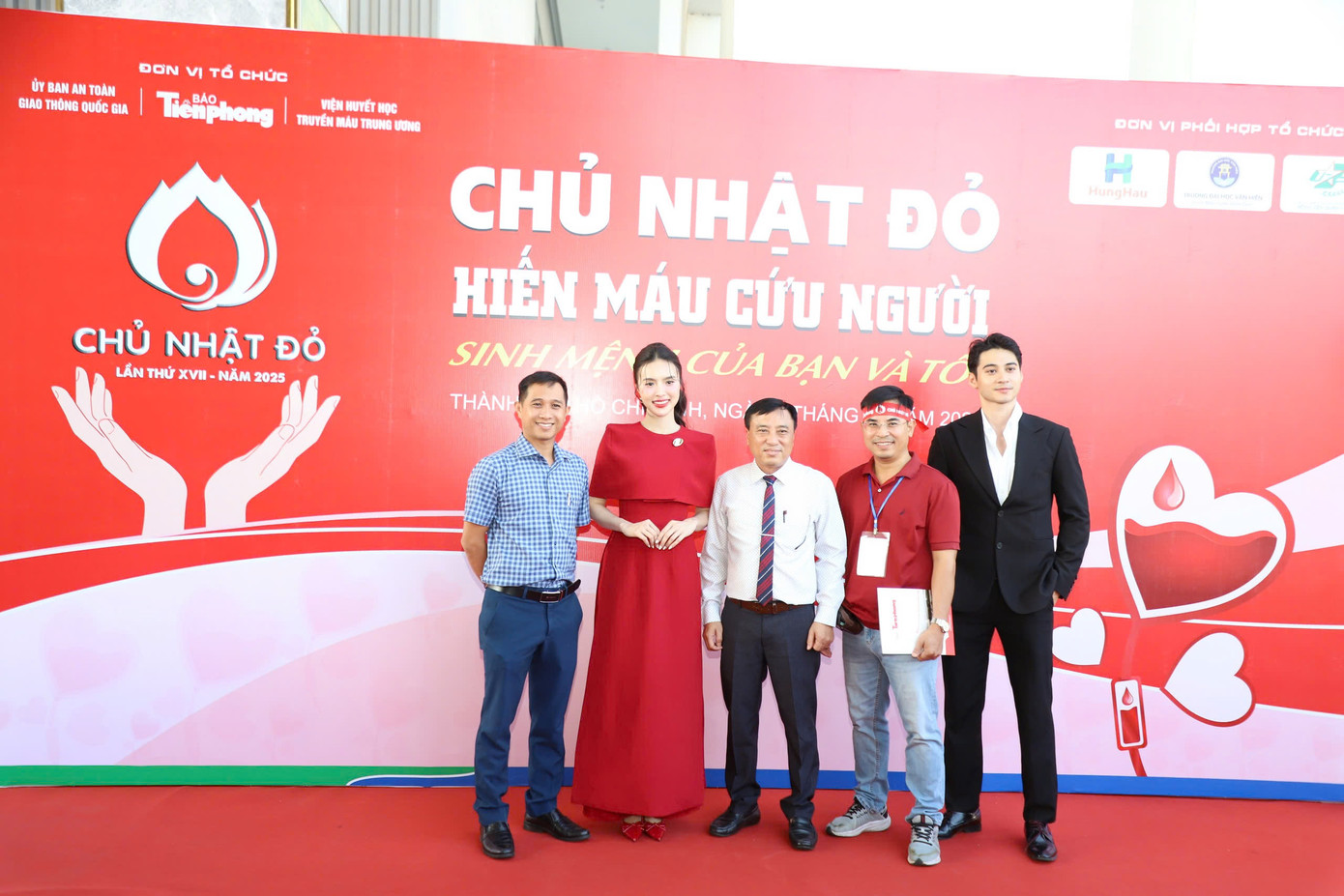 Ban tổ chức chụp hình cùng Á hậu Hạnh Nguyên. Ban tổ chức chụp hình cùng Á hậu Hạnh Nguyên.