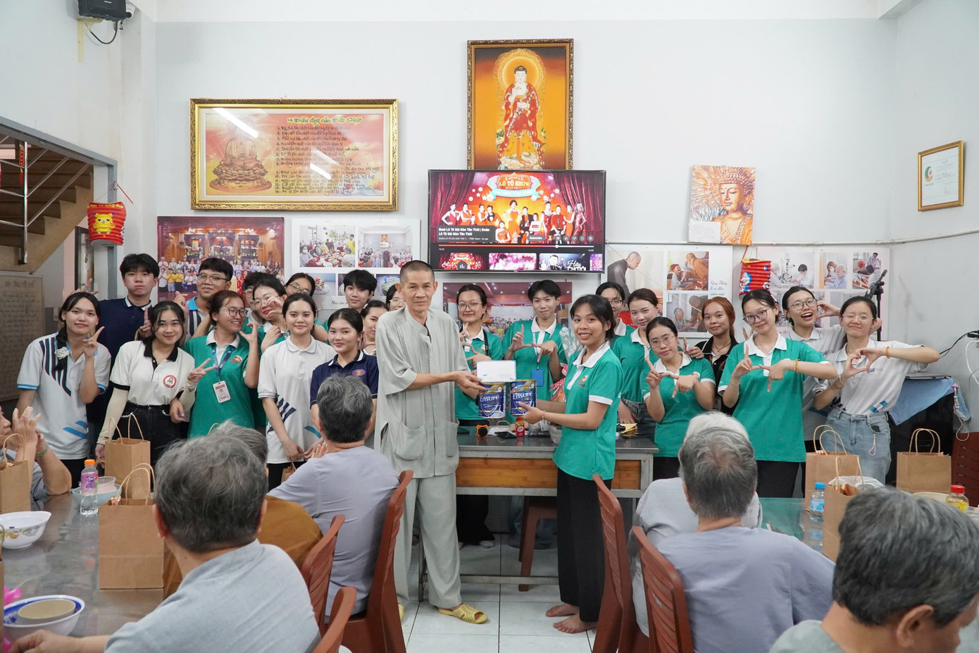 Chị Hương Giang (Chủ nhiệm CLB Lửa Tâm) trao tặng phần quà cho các cụ. (Ảnh: Nhật Hạ) Chị Hương Giang (Chủ nhiệm CLB Lửa Tâm) trao tặng phần quà cho các cụ. (Ảnh: Nhật Hạ)