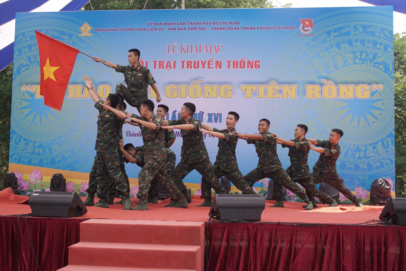 Các chiến sĩ bộ đội hoàn thành phần thi đặc sắc của mình. (Ảnh: Quản Thạnh) Các chiến sĩ bộ đội hoàn thành phần thi đặc sắc của mình. (Ảnh: Quản Thạnh)